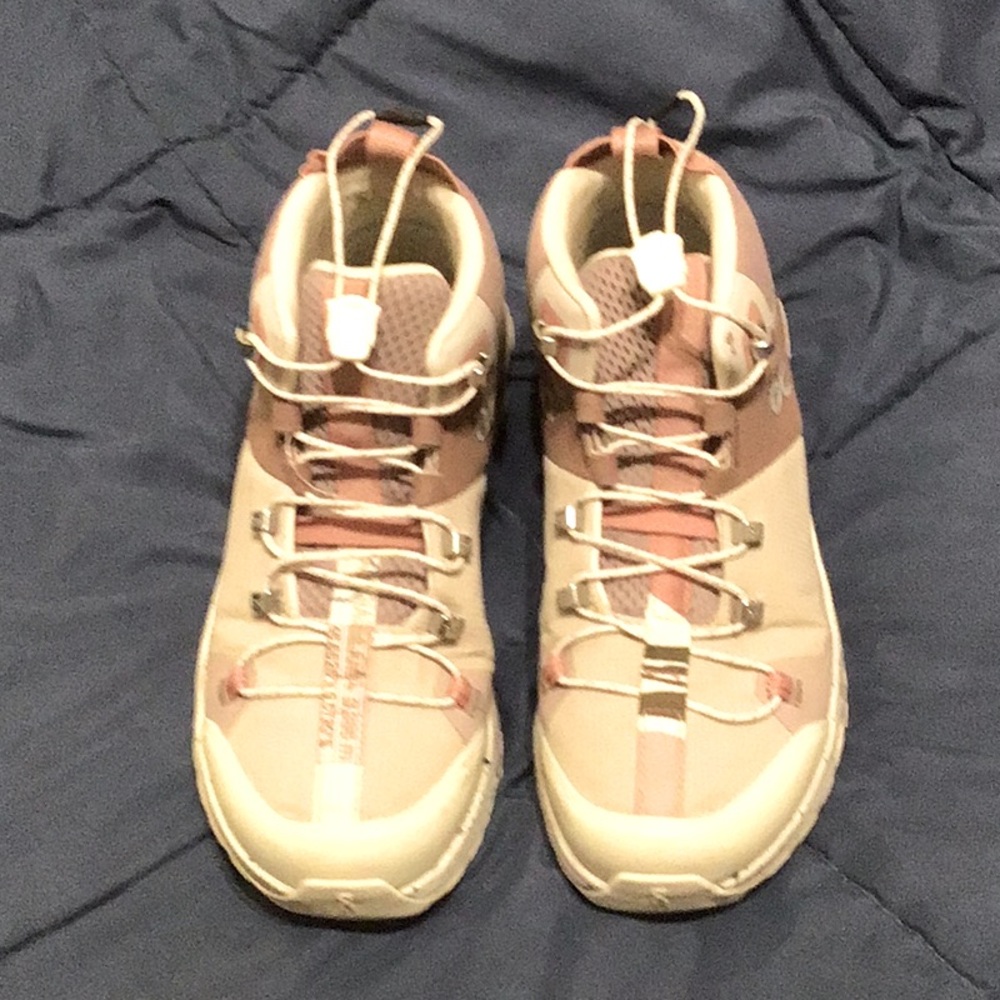 ON Running Women’s Cloud Hi Sneakers Size 7
